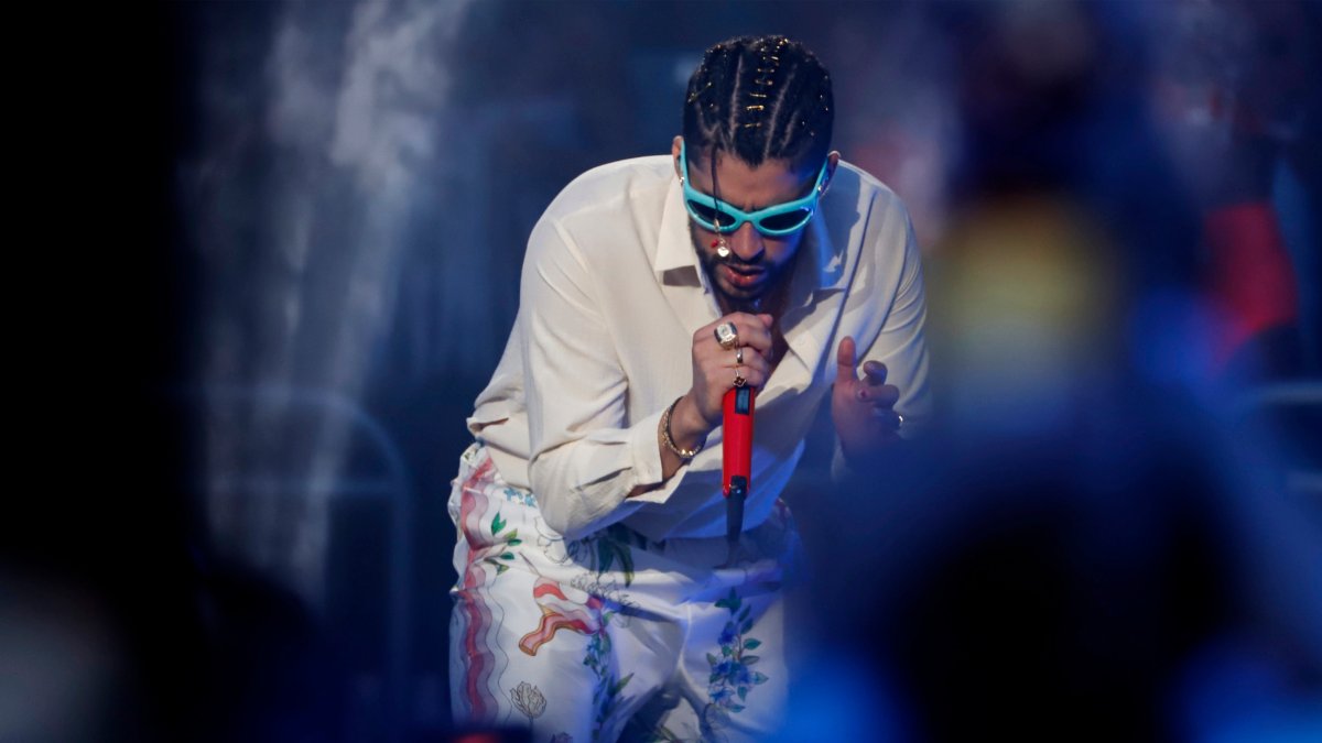 Bad Bunny  denuncia los cortes de luz en Puerto Rico en su nuevo video musical “El Apagón”