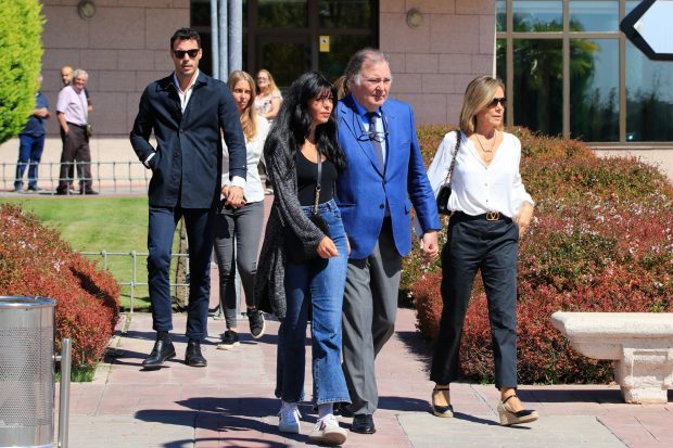 La familia García Obregón en el tanatorio / Gtres