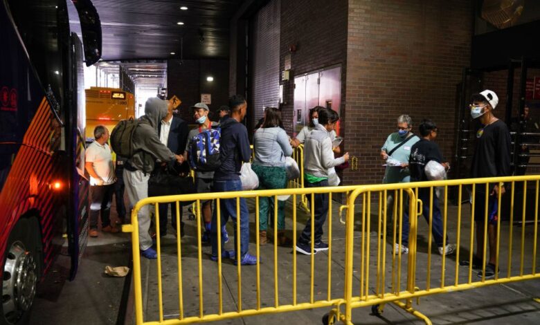 Táctica republicana con migrantes en buses tiñe debate con miras a las elecciones de noviembre