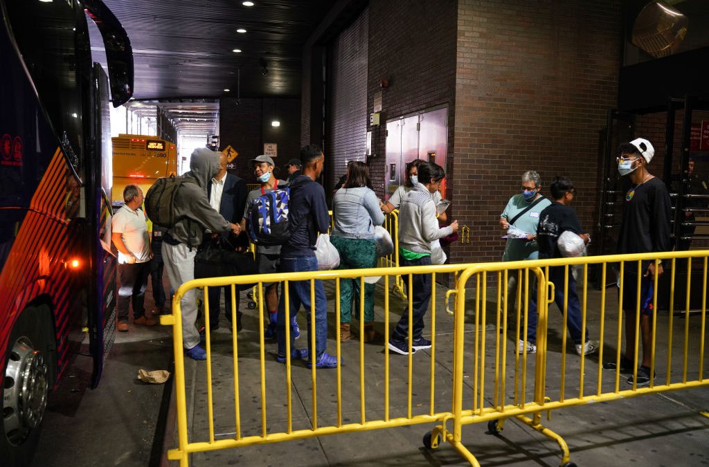 Crisis de migrantes en Nueva York: hay más de 60,000 personas en albergues