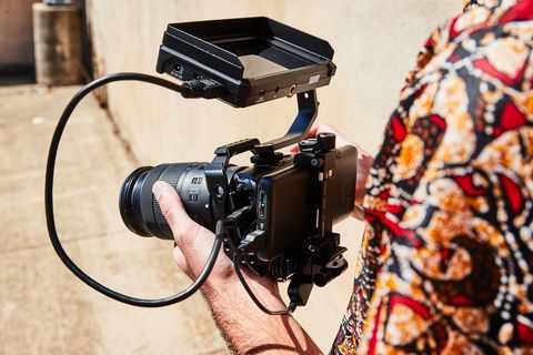 cámara canon con batería y monitor en la cámara