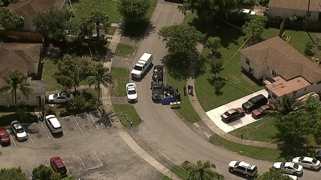 Hombre muere baleado por el chofer de la grúa que intentó llevar su carro, según la policía