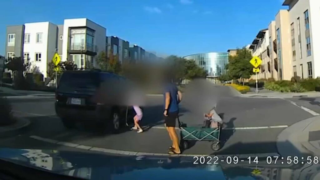 auto casi arrolla a una niña que cruzaba la calle junto a su familia en San Mateo