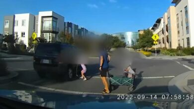 auto casi arrolla a una niña que cruzaba la calle junto a su familia en San Mateo