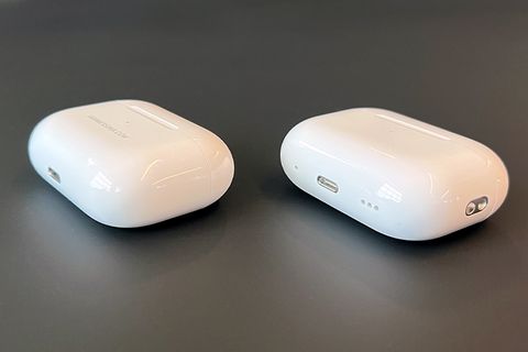 un estuche de Air Pods más antiguo junto al estuche de Air Pods de generación 2 para mostrar las diferencias un estuche de Air Pods más antiguo junto al estuche de Air Pods de generación 2 para mostrar las diferencias