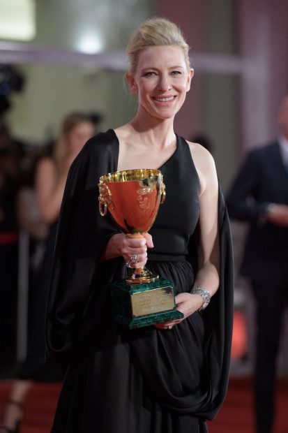 Cate Blanchett con la copa Volpi / Gtres