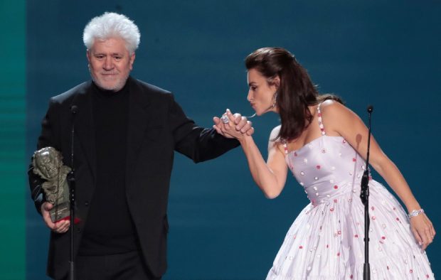 Pedro Almodóvar y Penélope Cruz en los Goya / Gtres