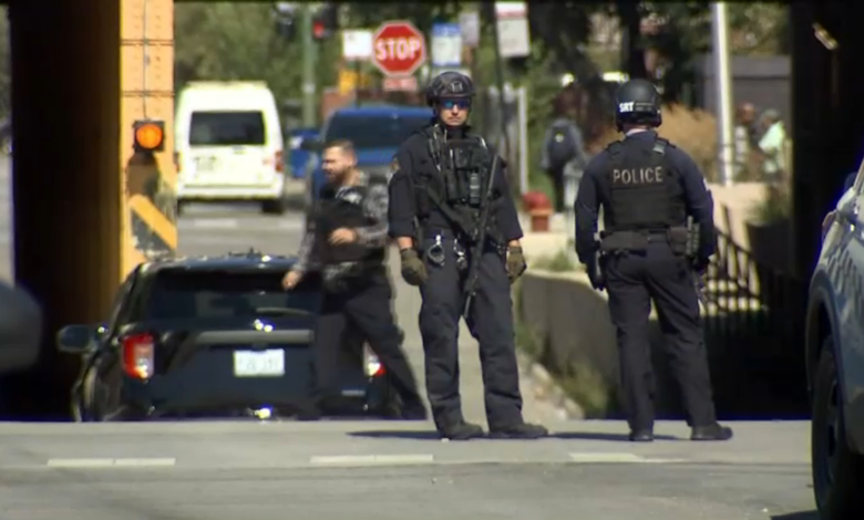 dos heridos en estación de policía de Chicago