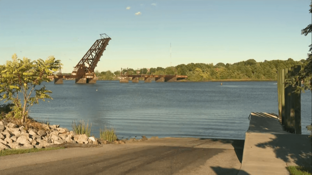 Automóvil en el río Seekonk