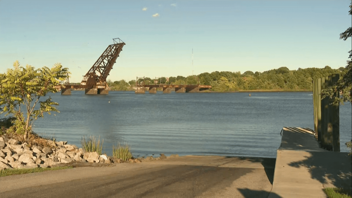 Automóvil en el río Seekonk