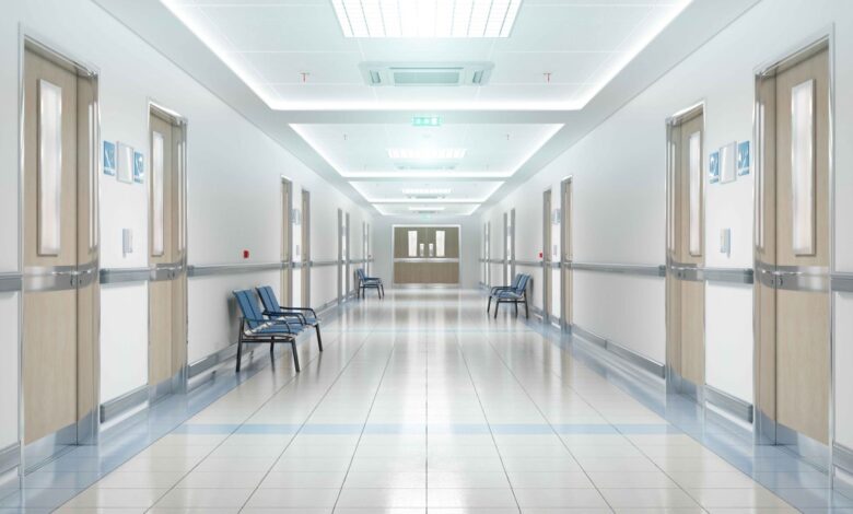 huracán Ian arranca techo de un cuarto piso de un hospital