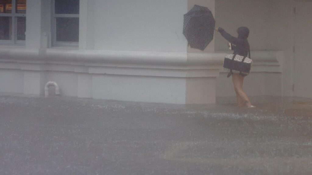 arriesga su vida durante inundación para rescatar madre de desconocida