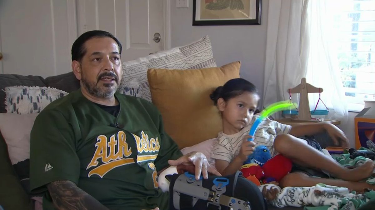 Padre e hijo se recuperan tras ser arrollados por auto que se estrelló contra Trader Joe´s en Castro Valley