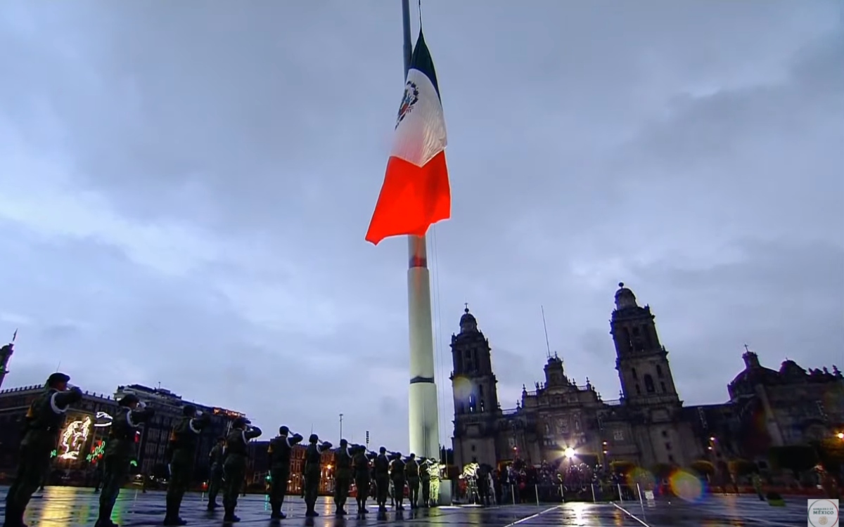 19-S: Izan bandera a media asta en el Zócalo en memoria de víctimas de 1985 y 2017