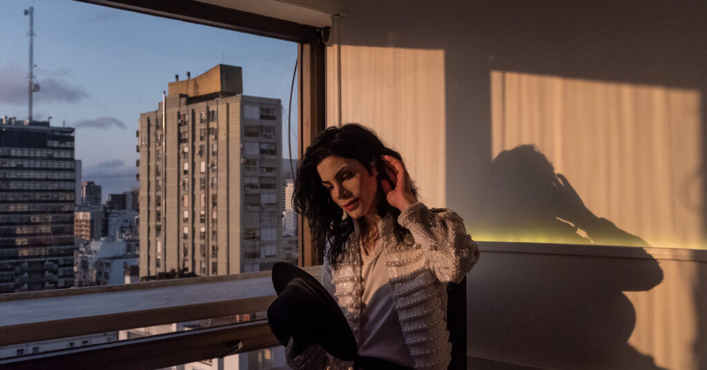 2 imitadores de Michael Jackson se ven idénticos. El parecido termina ahí.