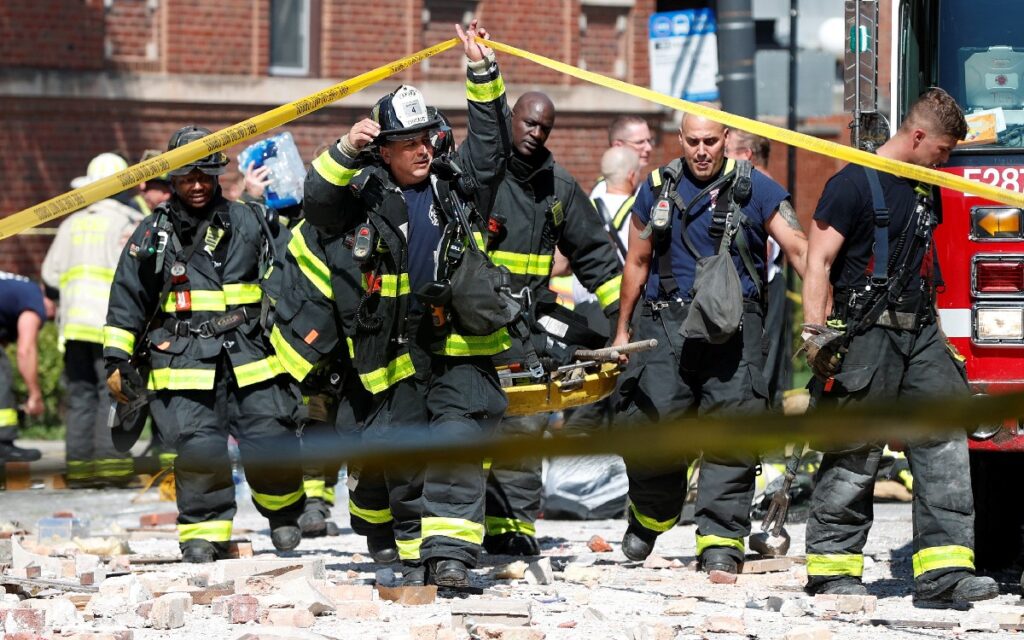 Al menos seis heridos tras explosión en un edificio de departamentos en Chicago | Video