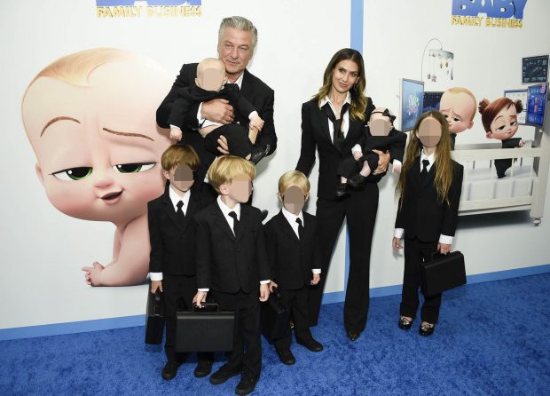 Alec Baldwin y su familia en un photocall / Gtres