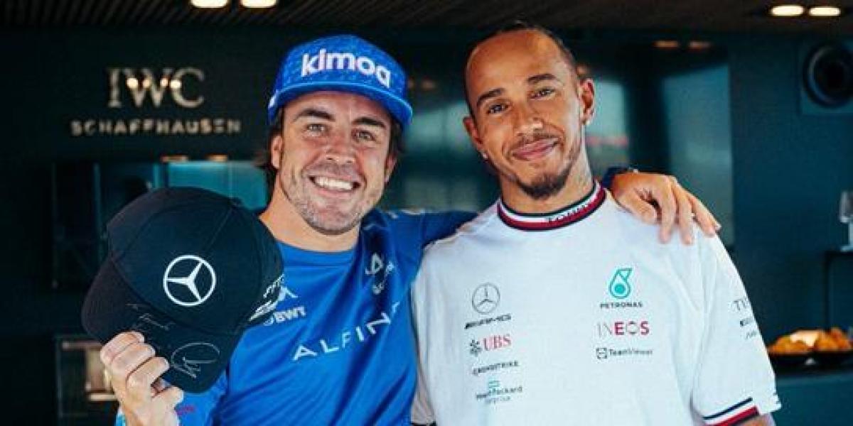 Alonso acepta la gorra de Hamilton y zanja el vacile