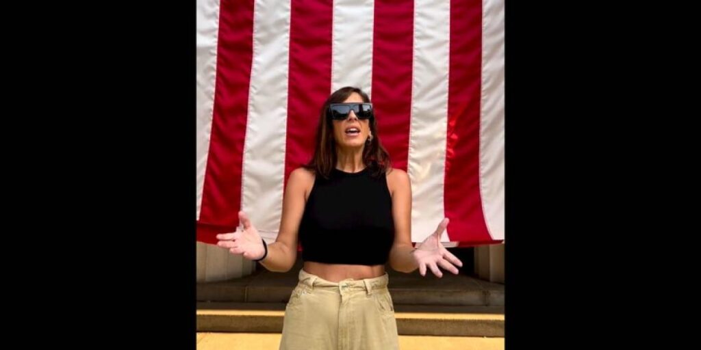 Anabel Pantoja se deja la voz cantando 'en inglés' la canción más conocida de Estados Unidos