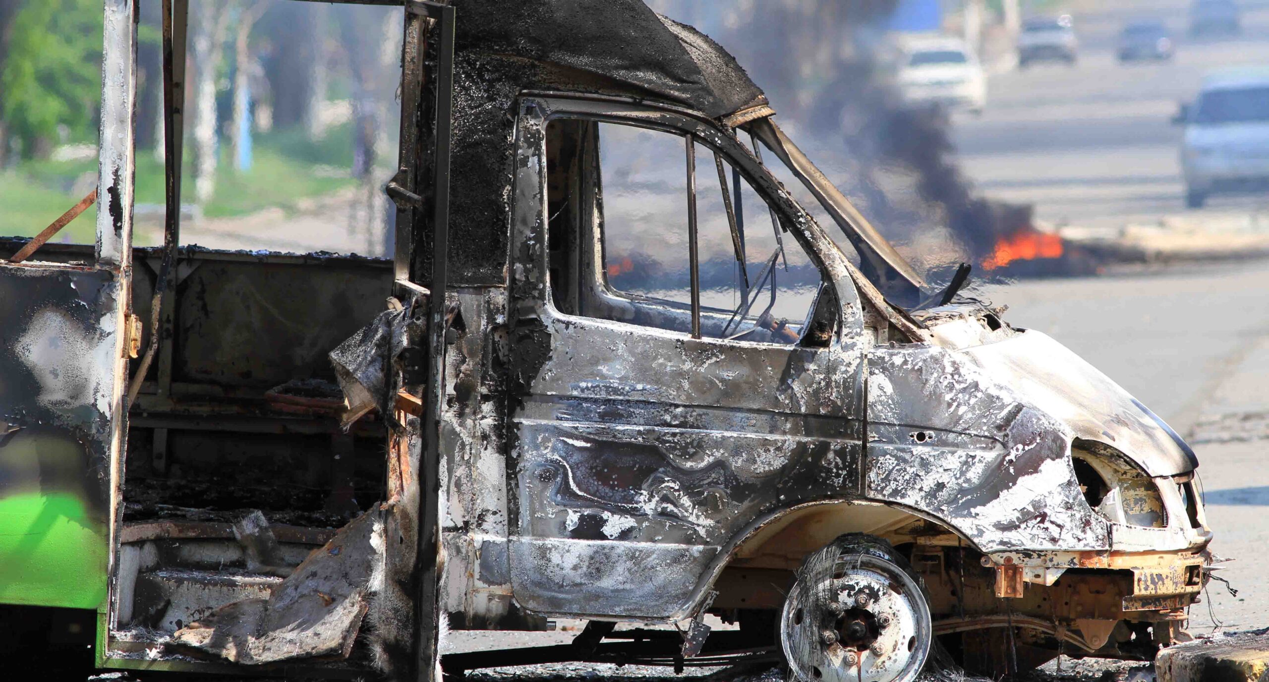 Aparatoso accidente: choque entre camión y autobús deja al menos 18 muertos