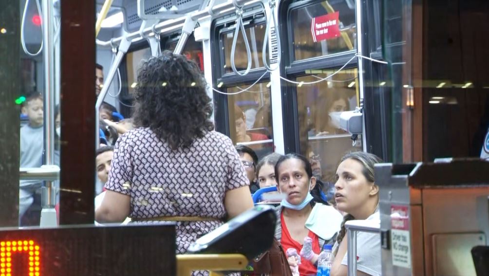 Arquidiócesis de Los Ángeles ofrece ayuda a inmigrantes enviados a ciudades santuario