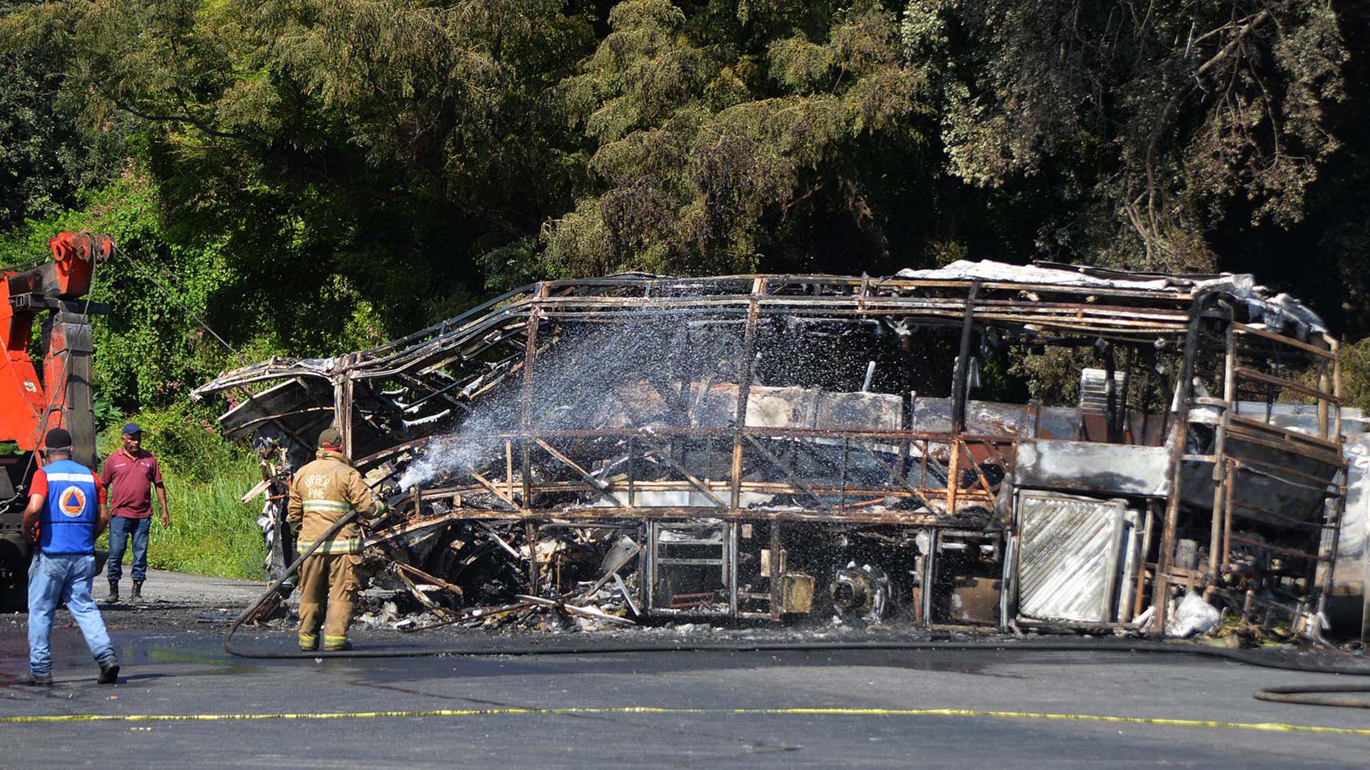 Ascienden a 20 las muertes por choque de autobús con camión de combustible en México