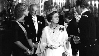 Así fue la primera y única visita de Isabel II a España: tensiones por Gibraltar, un intento de boicot, fiebre y camisetas de Cobi