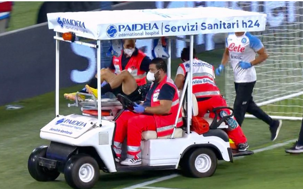 Así salió 'Chucky' Lozano del campo tras un duro golpe en la cabeza | Video