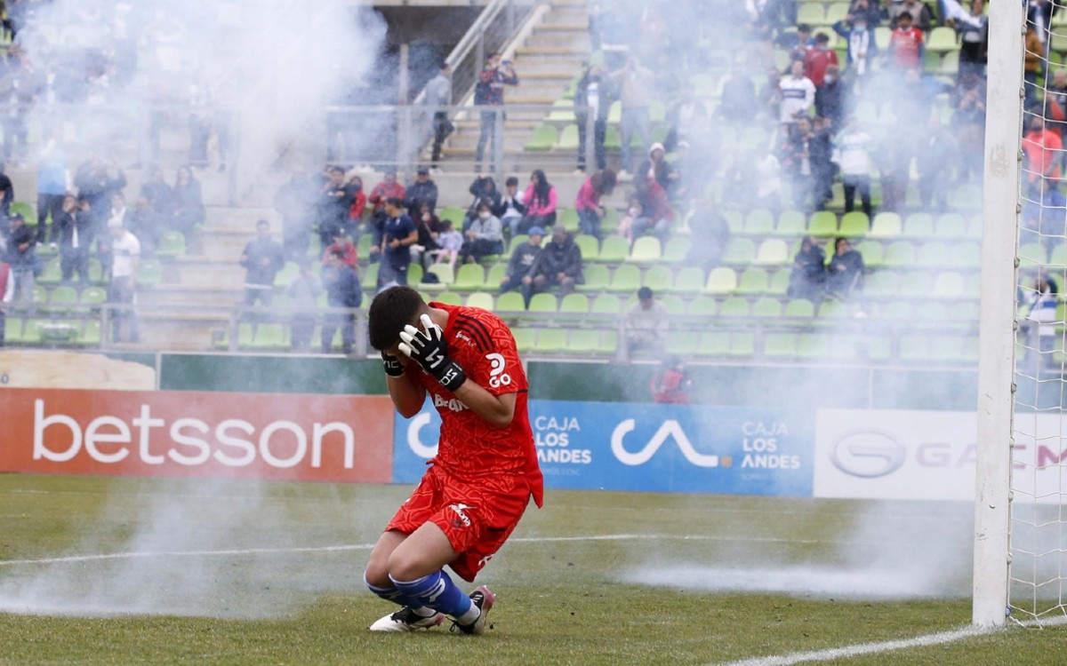 Atacan con fuegos artificiales al portero de la Universidad de Chile | Video
