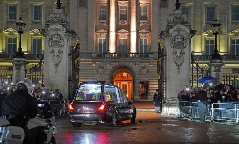 Ataúd de la reina Isabel II llega al Palacio de Buckingham | Video