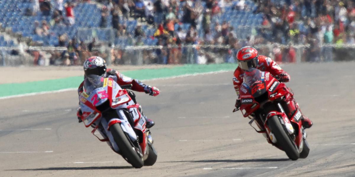 Bastianini impide el triunfo de Bagnaia y Aleix, 3º, tras el caos inicial