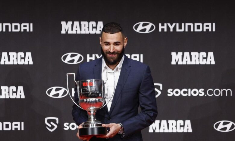 Benzema recibe el trofeo Pichichi