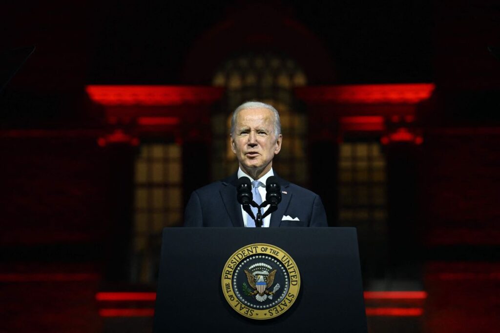 Biden ataca a Trump como “amenaza para la democracia” a dos meses de las legislativas