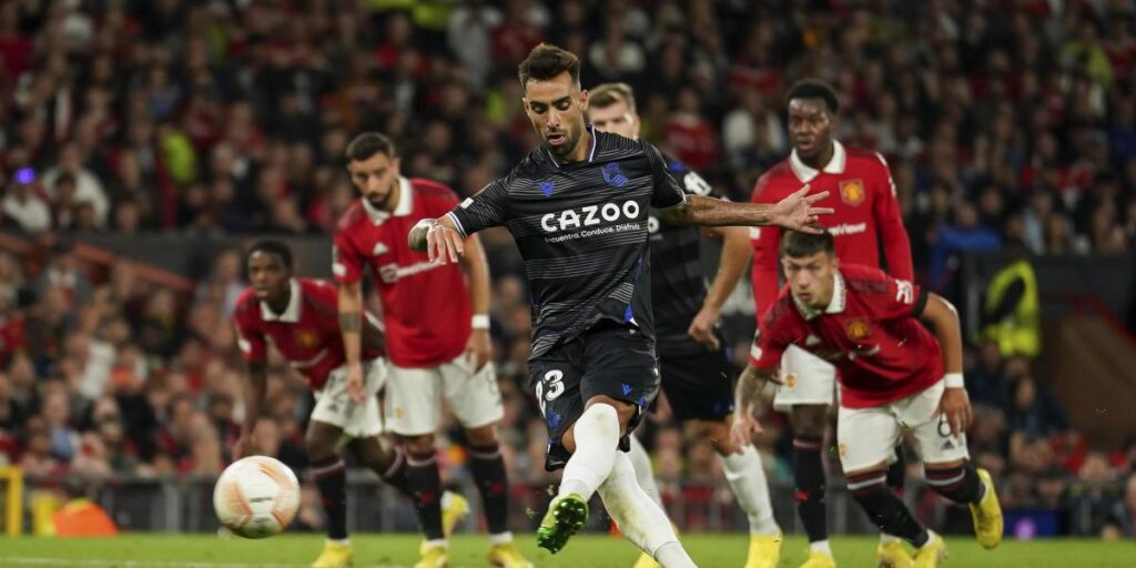 Brais adelanta de penalti a la Real en Old Trafford (0-1)