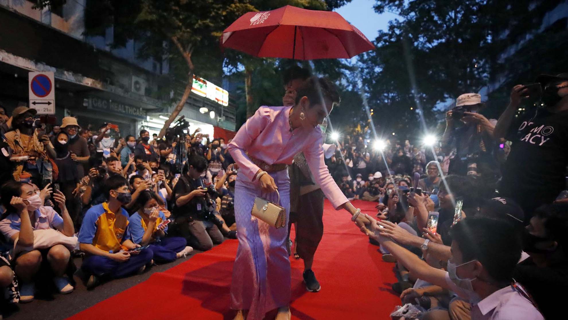 Brutal castigo: se disfraza de reina y la condenan a prisión