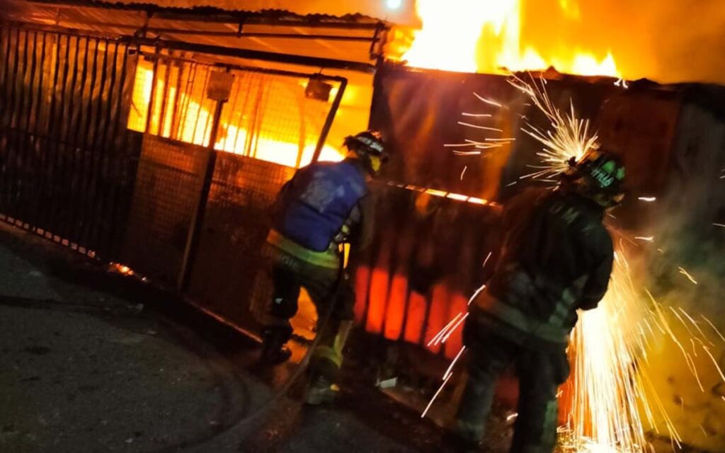 CDMX | Controlan incendio en colonia Infonavit, en Iztacalco