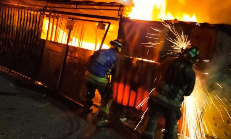 CDMX | Controlan incendio en colonia Infonavit, en Iztacalco