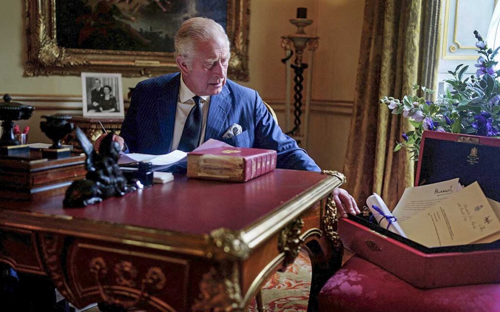 Carlos III inicia sus funciones reales y recibe la emblemática caja roja; ¿qué contiene?