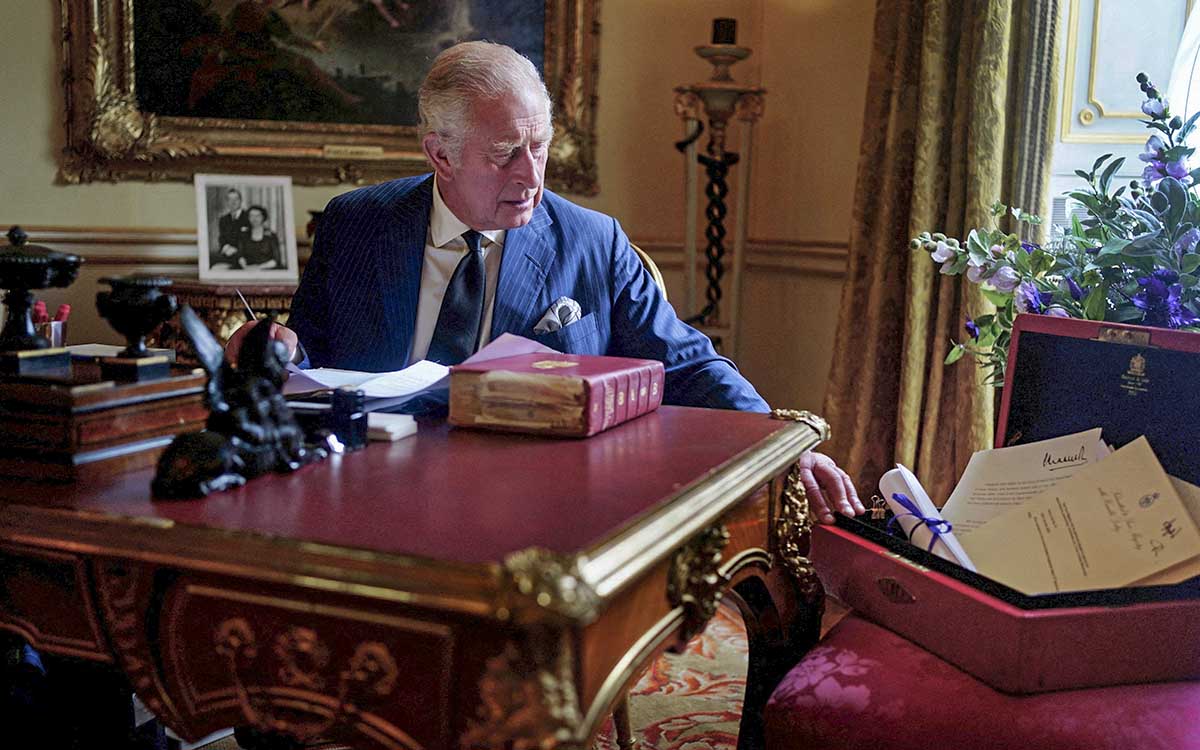 Carlos III inicia sus funciones reales y recibe la emblemática caja roja; ¿qué contiene?