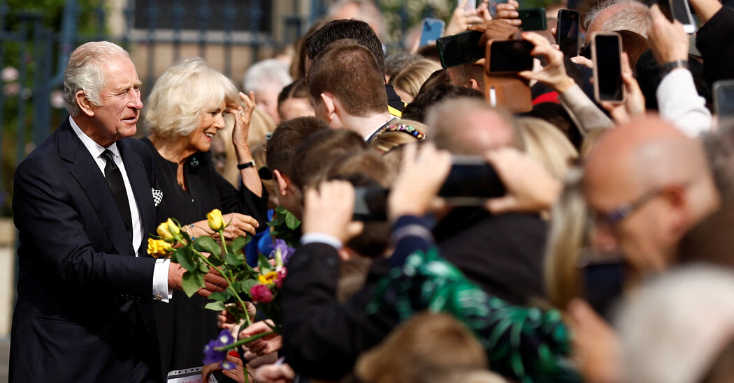 Carlos visita Irlanda del Norte antes de que el ataúd de la reina llegue a Londres