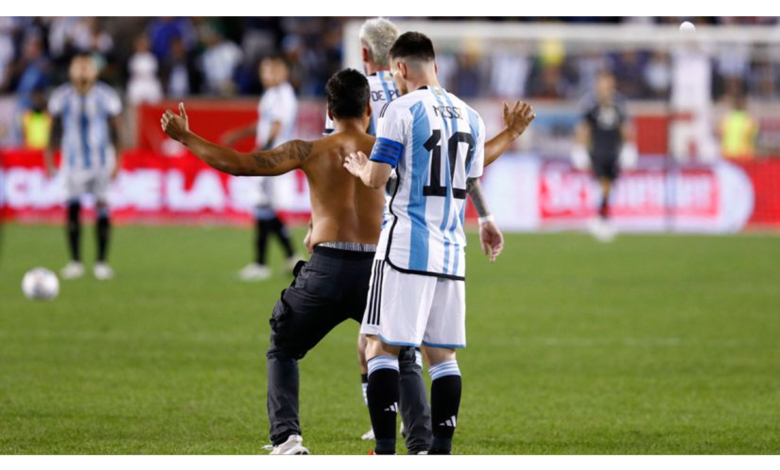 Casi arrollan a Lionel Messi por la osadía de un aficionado | Video