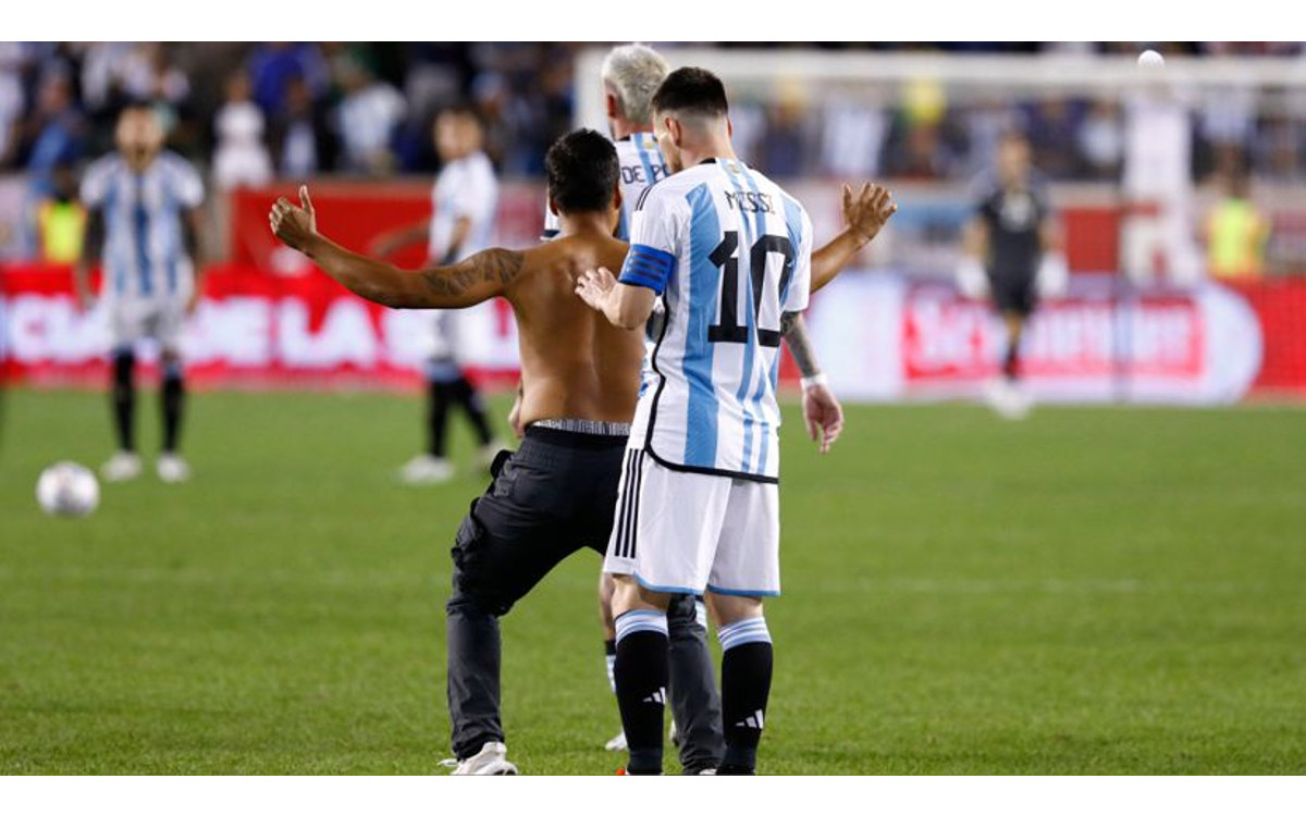 Casi arrollan a Lionel Messi por la osadía de un aficionado | Video