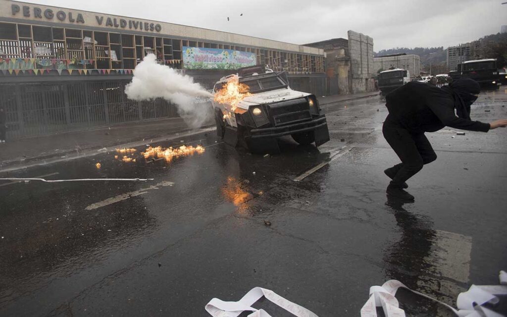 Chile: Encapuchados causan disturbios en el 49 aniversario del golpe a Salvador Allende