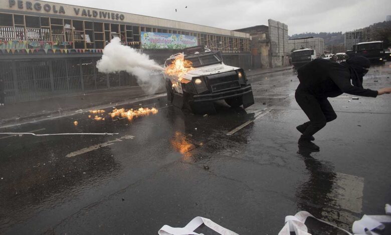 Chile: Encapuchados causan disturbios en el 49 aniversario del golpe a Salvador Allende