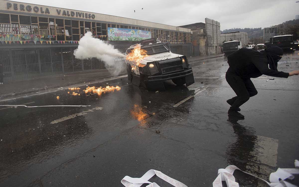 Chile: Encapuchados causan disturbios en el 49 aniversario del golpe a Salvador Allende