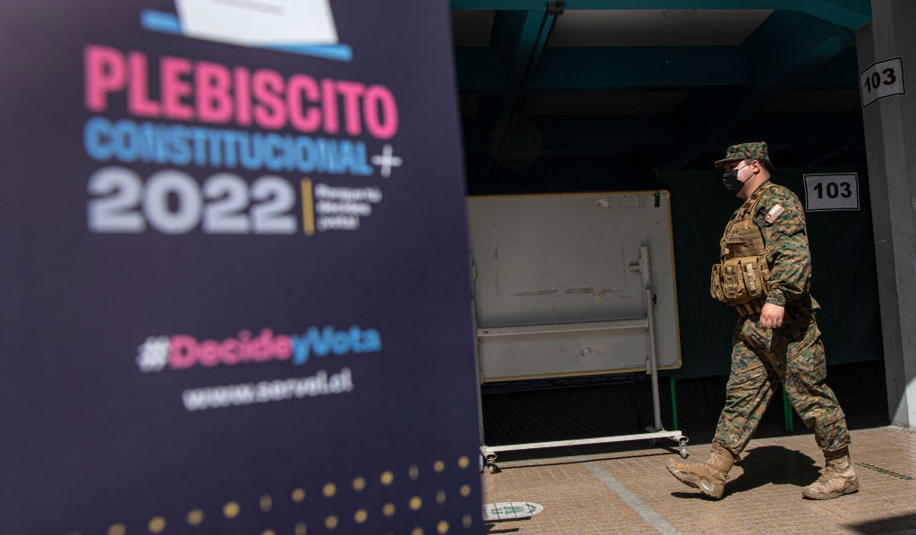 Chilenos votan en plebiscito que decide la propuesta de una nueva Constitución
