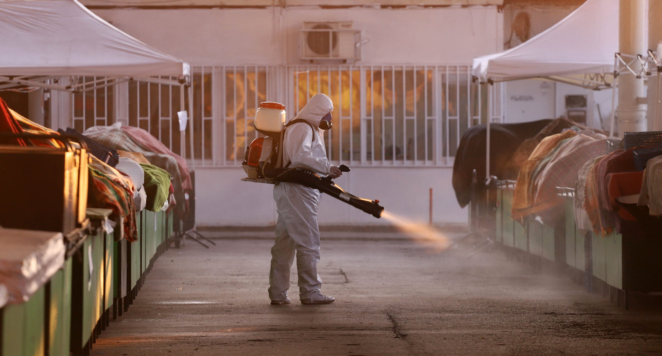 China envía a casi 500 universitarios a un centro de cuarentena por brote de COVID-19