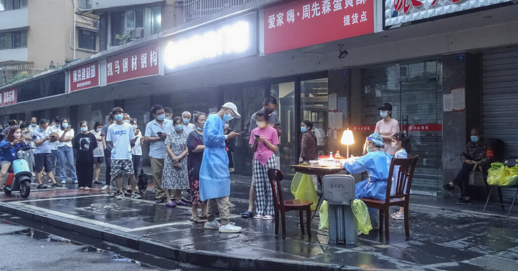 China impone más confinamientos por covid-19, avivando la ansiedad