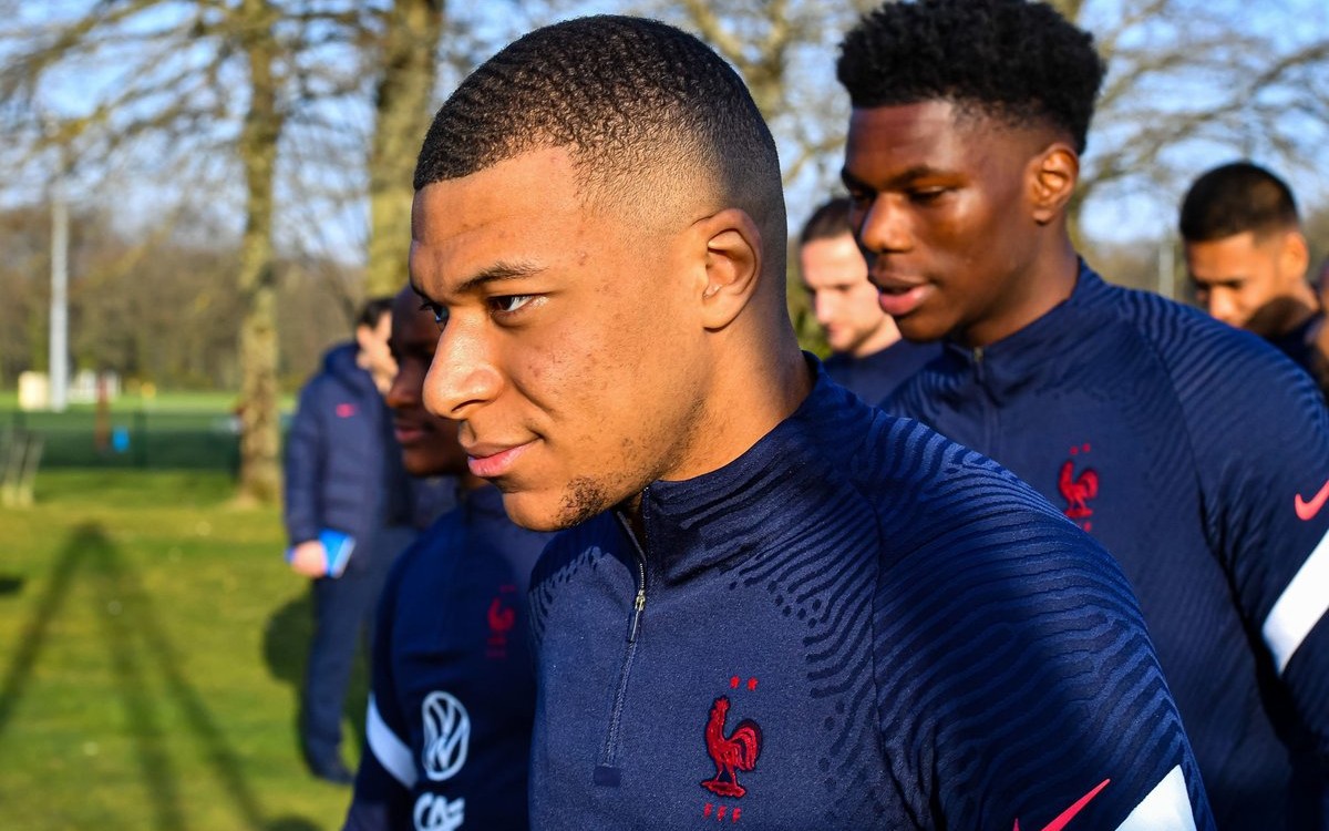 Chocan Kylian Mbappé y Les Blues por derechos de imagen | Tuit
