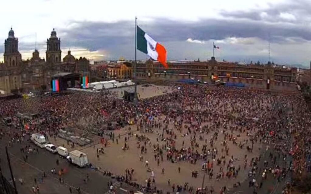 Comienza a llenarse el Zócalo; reportan llegada de grupos organizados